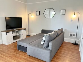 321 S Orange Ave in Santa Ana, CA - Building Photo - Building Photo