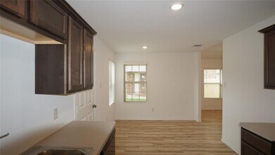 1117 Cedar Trace Pl in Pinehurst, TX - Building Photo - Building Photo