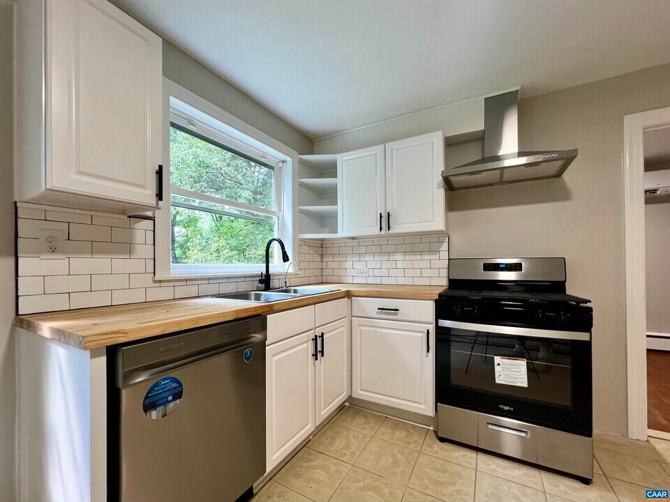 2525 Woodland Dr in Charlottesville, VA - Building Photo