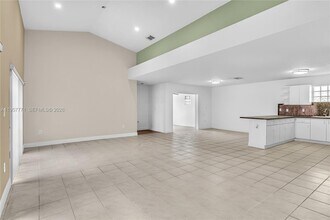 8211 NW 194th Terrace in Hialeah, FL - Foto de edificio - Building Photo