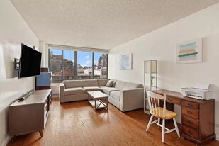 22 W 15th St in New York, NY - Building Photo