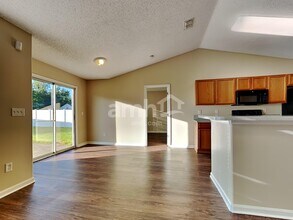 711 Camp Francis Johnson Rd in Orange Park, FL - Foto de edificio - Building Photo