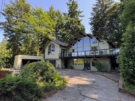 10215 SW 116th St in Vashon, WA - Building Photo