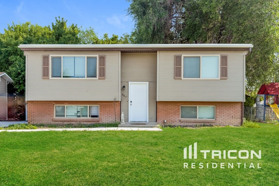 667 W 2200 N in Clinton, UT - Building Photo