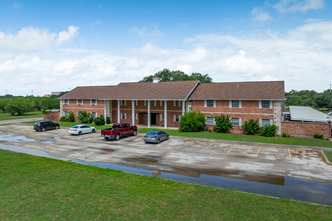 Colonial Manor in Cuero, TX - Foto de edificio - Building Photo