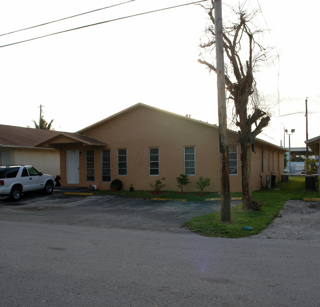 1700-1710 SW 40th Ter in Fort Lauderdale, FL - Building Photo - Building Photo