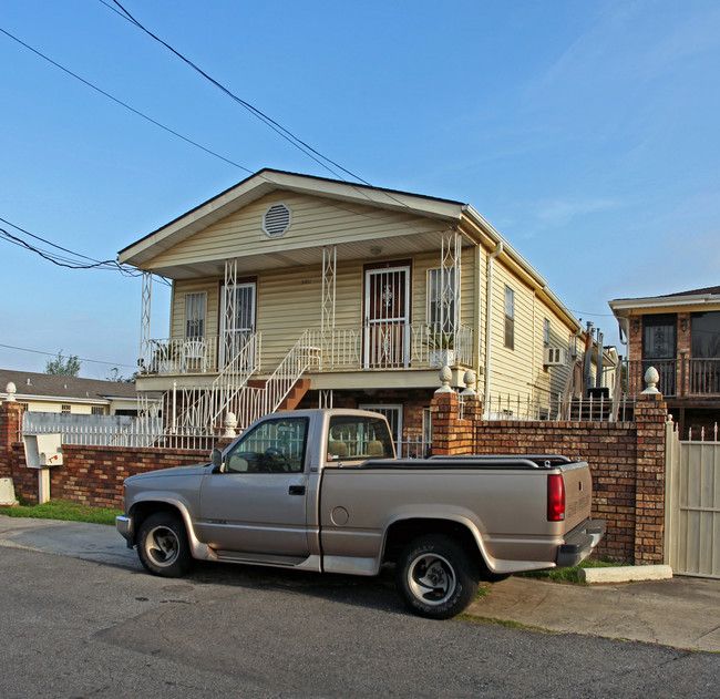 2811 Clermont St in New Orleans, LA - Building Photo - Building Photo