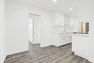 12TH1323 in Santa Monica, CA - Building Photo - Interior Photo