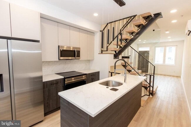 property at 1544 N Darien St