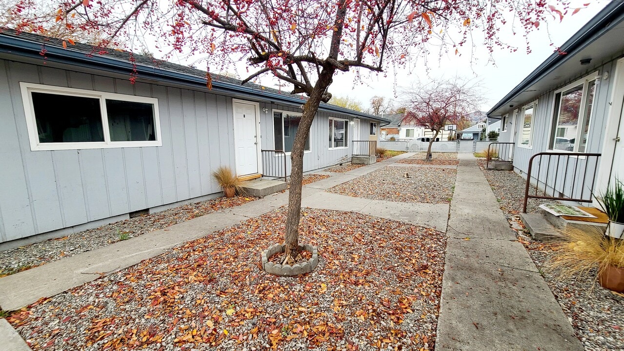 2426 White Ave, Unit B in Klamath Falls, OR - Foto de edificio