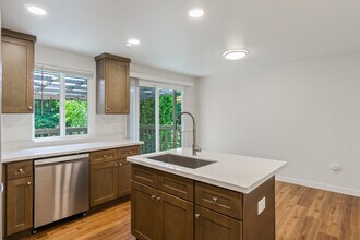 12750 27th Ave NE in Seattle, WA - Building Photo - Building Photo