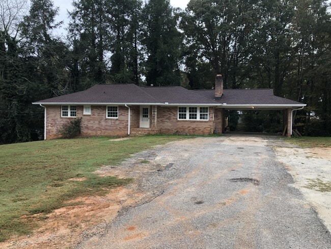 818 Old Clemson Hwy in Seneca, SC - Building Photo - Building Photo