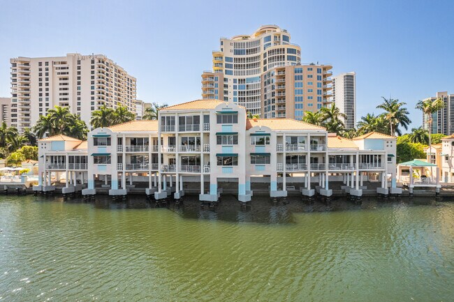 Tropics on Venetian Bay in Naples, FL - Foto de edificio - Building Photo