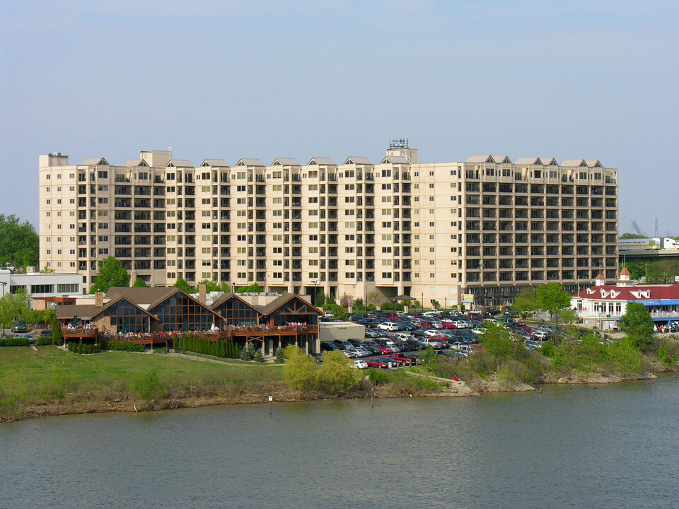 The Harbours Condominiums in Jeffersonville, IN - Foto de edificio