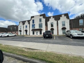 10802 Kingspoint Rd in Houston, TX - Building Photo - Building Photo