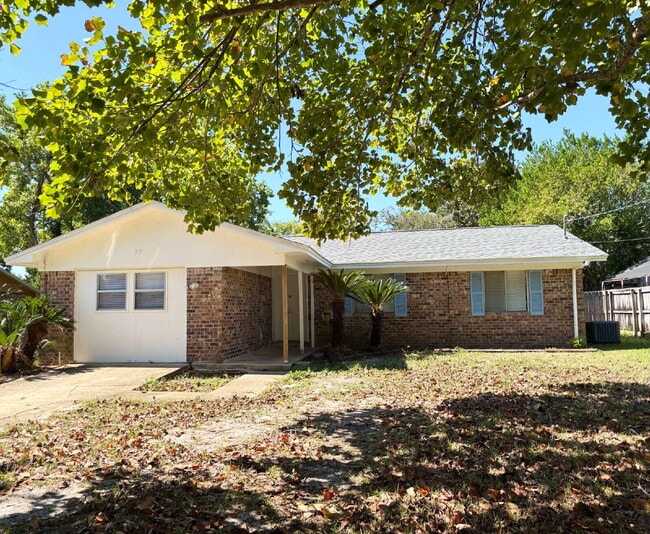 318 Austin Ave in Mary Esther, FL - Foto de edificio - Building Photo