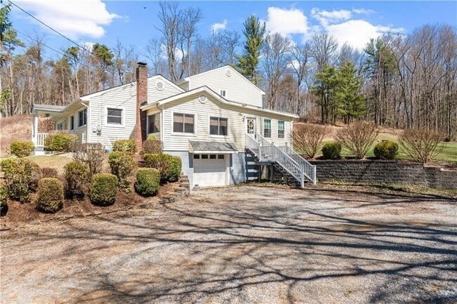 1245 Mars-Evans City Rd in Evans City, PA - Foto de edificio - Building Photo