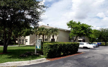Coral West Condominiums in Coral Springs, FL - Foto de edificio - Building Photo