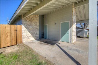 2400 Burleson Ct in Austin, TX - Building Photo - Building Photo