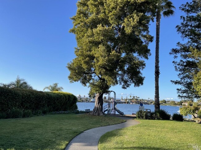 138 Del Oro Lagoon in Novato, CA - Foto de edificio - Building Photo