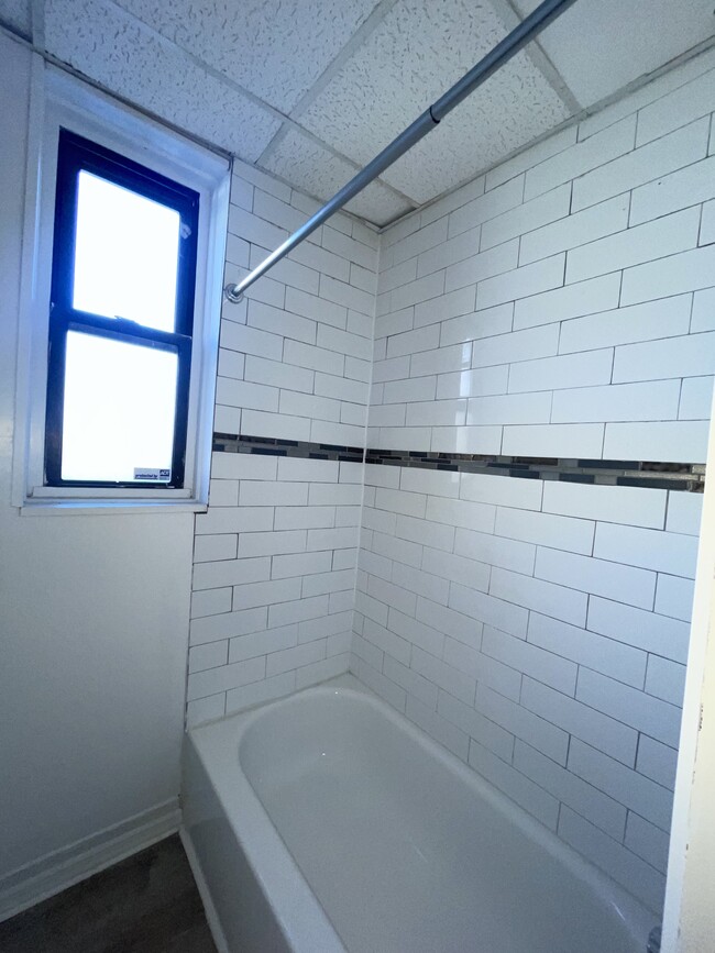 42 W 29th St, Unit 2B in Bayonne, NJ - Building Photo - Building Photo