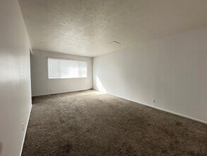 268-274 W Foxbridge Dr-Unit -274 in Midvale, UT - Building Photo - Building Photo