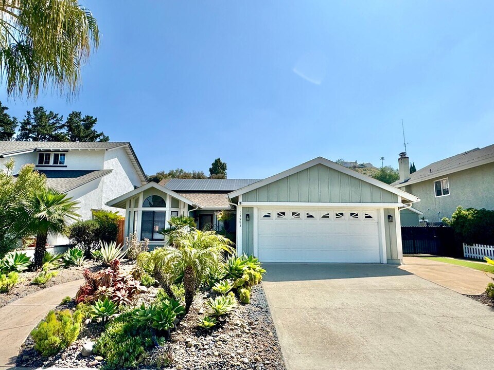 13893 Davenport Ave in San Diego, CA - Building Photo