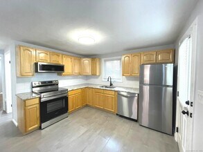 34 Monroe St in North Haven, CT - Building Photo - Building Photo