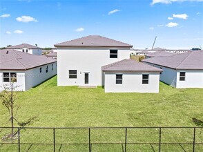 2442 SE 30th St in Homestead, FL - Foto de edificio - Building Photo