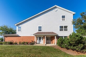 1460 Winfield Way in Roselle, IL - Building Photo - Building Photo