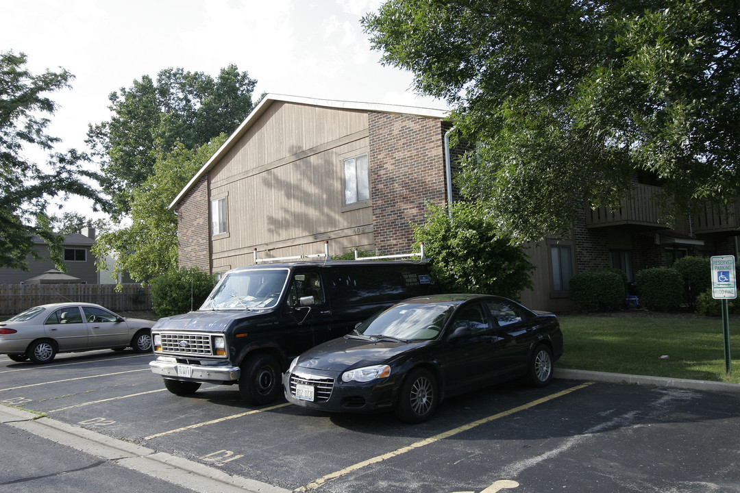 Waterbury Apartments in Roselle, IL - Building Photo