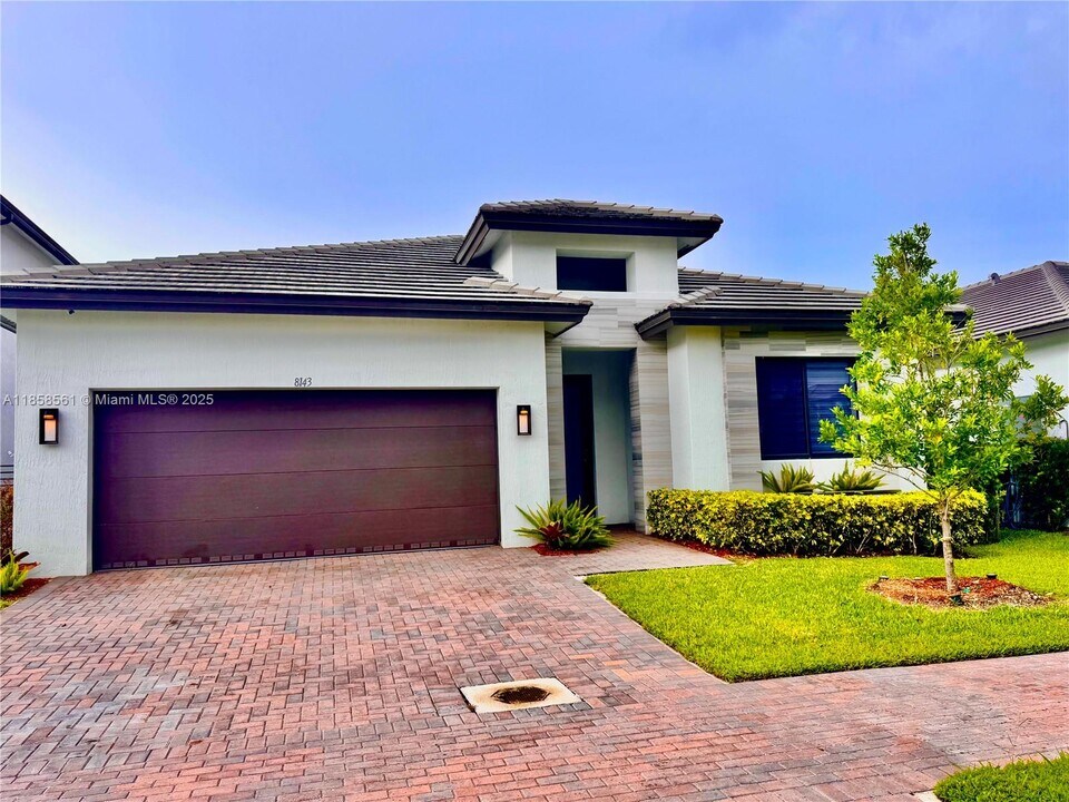 8143 NW 45th St in Doral, FL - Foto de edificio