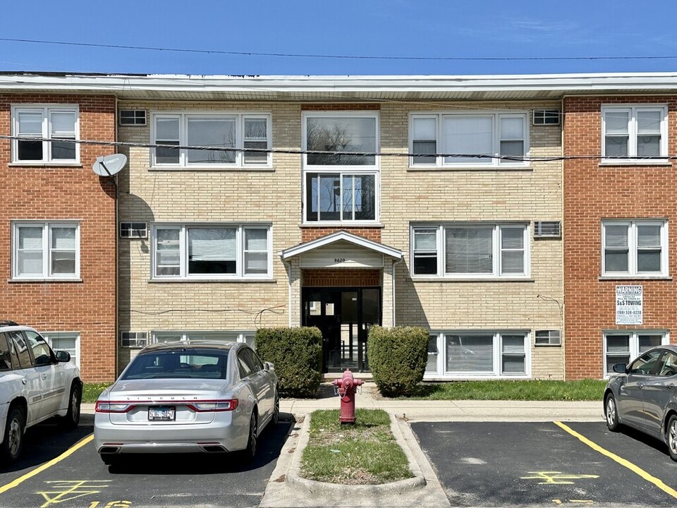 9620 Ivanhoe Ave in Schiller Park, IL - Building Photo