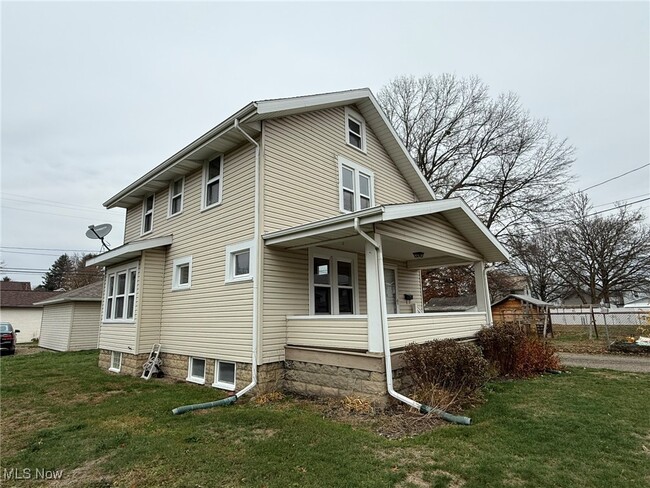 315 E 10th St in Dover, OH - Foto de edificio - Building Photo