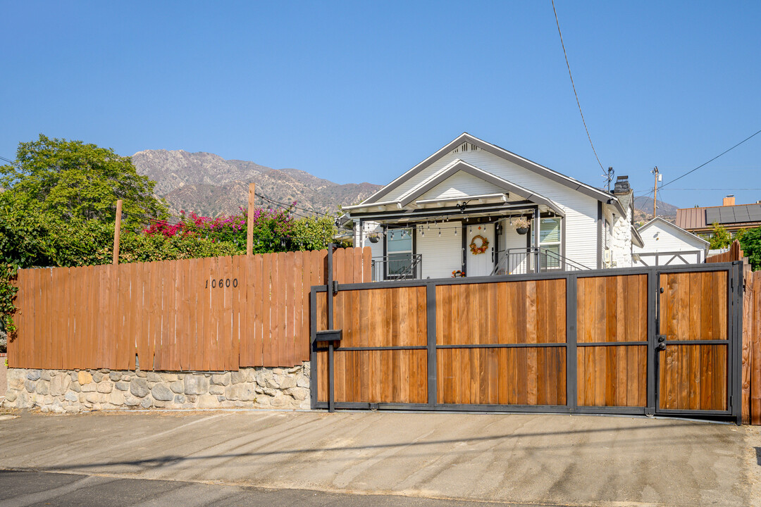 10600 Mountair Ave in Tujunga, CA - Foto de edificio