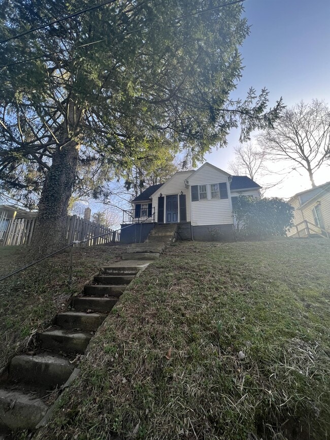 1016 E Brookside Dr in Fairmont, WV - Building Photo - Building Photo
