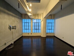 746 S Los Angeles St in Los Angeles, CA - Building Photo - Building Photo