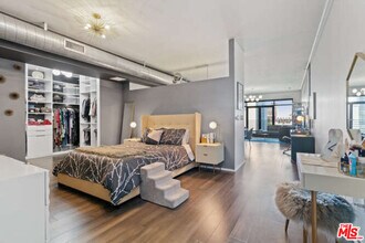 1111 S Grand Ave in Los Angeles, CA - Foto de edificio - Building Photo