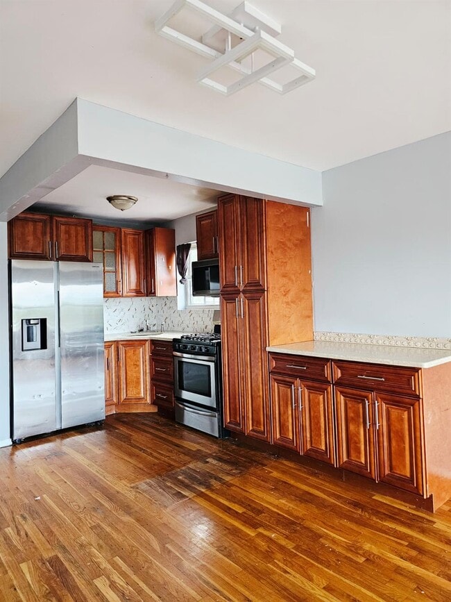 561 Beach 43rd St in Queens, NY - Foto de edificio - Building Photo