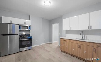 303 Poplar St in Bridgeport, CT - Building Photo