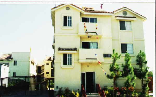 San Salvador Apartments in Los Angeles, CA - Building Photo