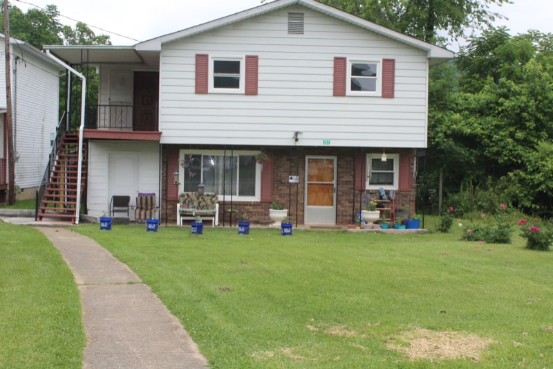 202 Mountain View Dr in Hampton, TN - Foto de edificio