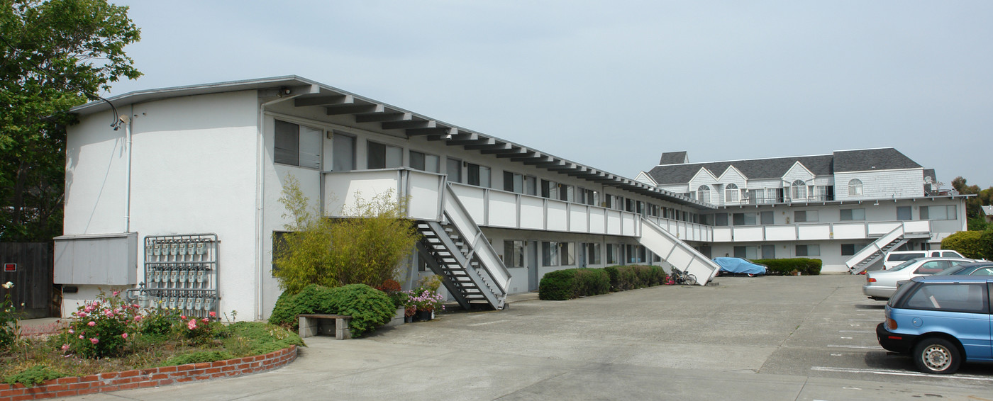 Donal Park Apartments in El Cerrito, CA - Building Photo