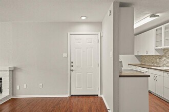 2110 Wilcrest Dr in Houston, TX - Building Photo - Building Photo
