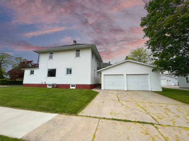1001 N 14th St in Manitowoc, WI - Building Photo - Building Photo
