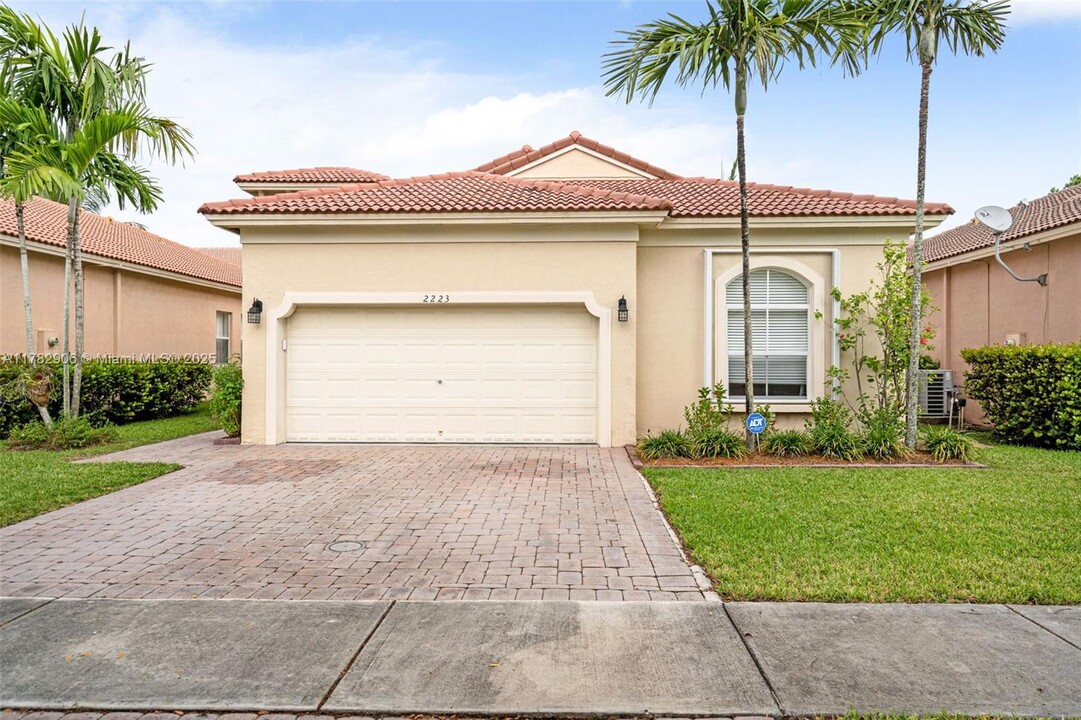 2223 Portofino Ave in Homestead, FL - Foto de edificio