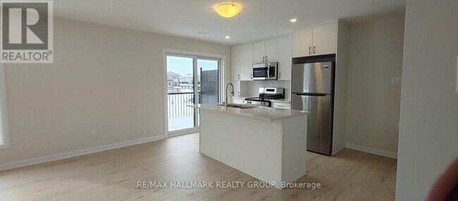 821 Arcadian Private in Ottawa, ON - Building Photo - Building Photo