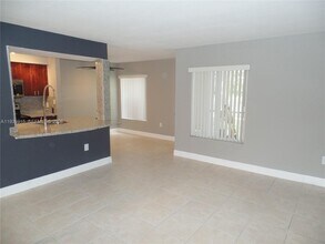 2460 NW 33rd St in Oakland Park, FL - Building Photo - Building Photo