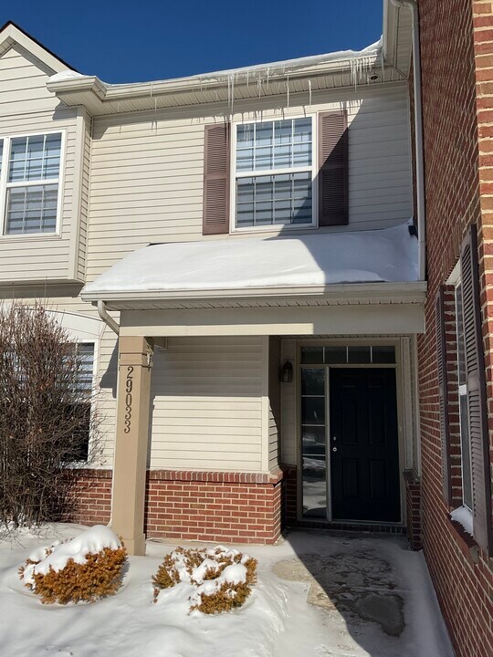 29033 Whitby Dr, Unit 1 in Romulus, MI - Foto de edificio