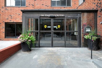 Pleasant Plaza in Malden, MA - Foto de edificio - Building Photo